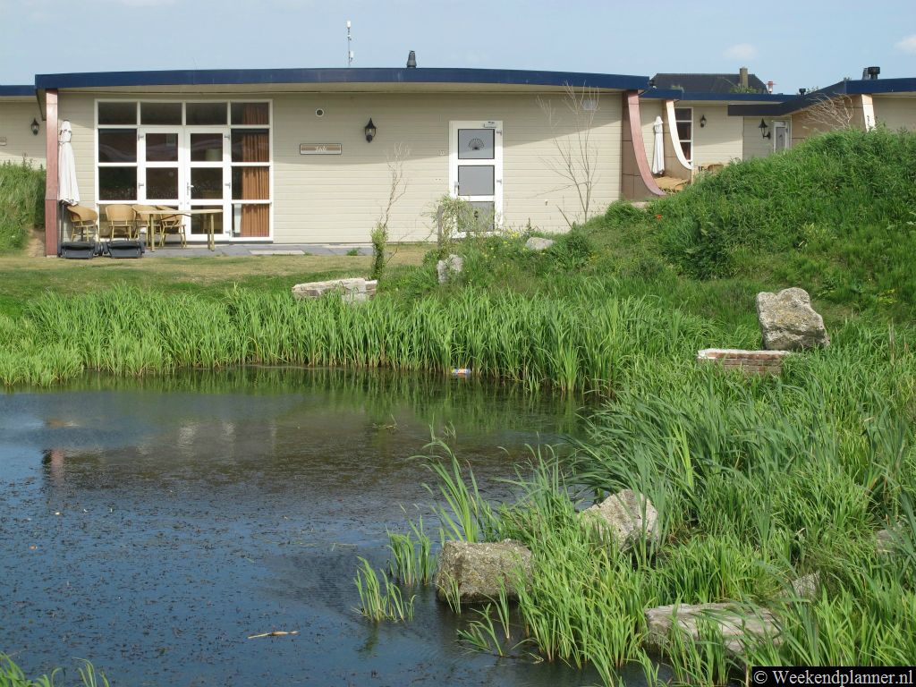 De vakantiehuisjes van Strandpark Vlugtenburg ligt net achter de duinen bij het strand van 's Gravenzande.Tip: De vakantiehuizen in Hoek van Holland.